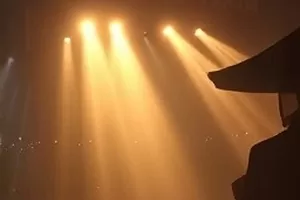 《长夜慢火》封面:深夜厨房里一锅小火慢炖的汤与窗上的水汽