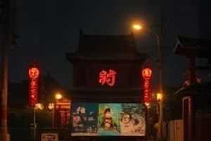 《楼下有风》封面:居民楼天台晾衣绳上被风吹起的白衬衫