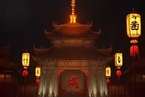 《旧城立面》封面:斑驳砖墙上褪色的旧招牌与爬满墙的爬山虎
